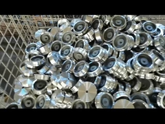 piezas que trabajan a máquina de acero